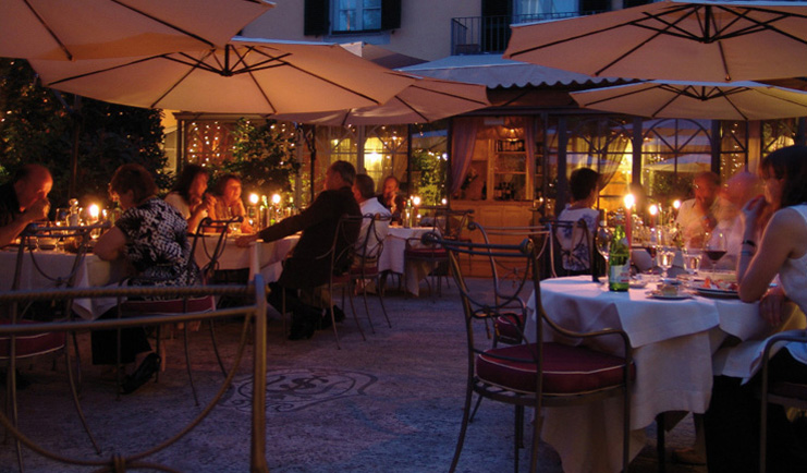 Relais dell'Orologio Pisa patio dining outdoor dining at night tables umbrellas