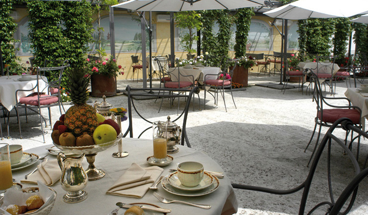 Relais dell'Orologio Pisa patio outdoor dining area tables chairs fruit 