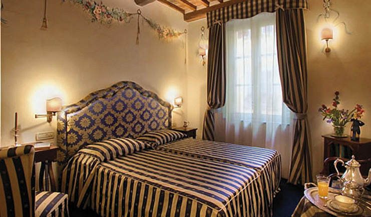 Relais dell'Orologio Pisa premium room bed window chair traditional décor