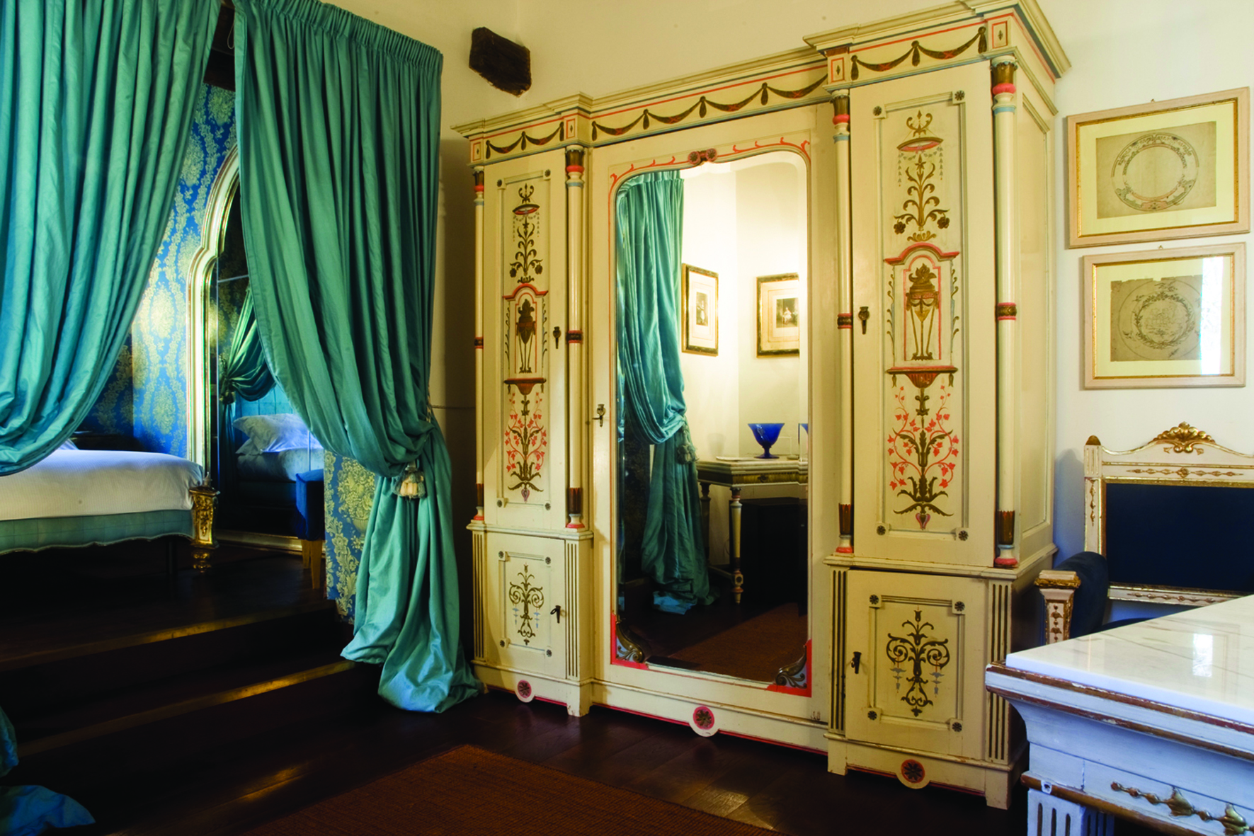 Relais la Suvera Tuscany papal villa bedroom four poster bed ornate décor