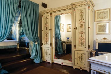 Relais la Suvera Tuscany papal villa bedroom four poster bed ornate décor