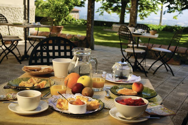 Relais Villa Belpoggio Tuscany dining terrace outdoor breakfast table fruit toast