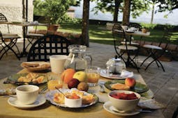 Relais Villa Belpoggio Tuscany dining terrace outdoor breakfast table fruit toast