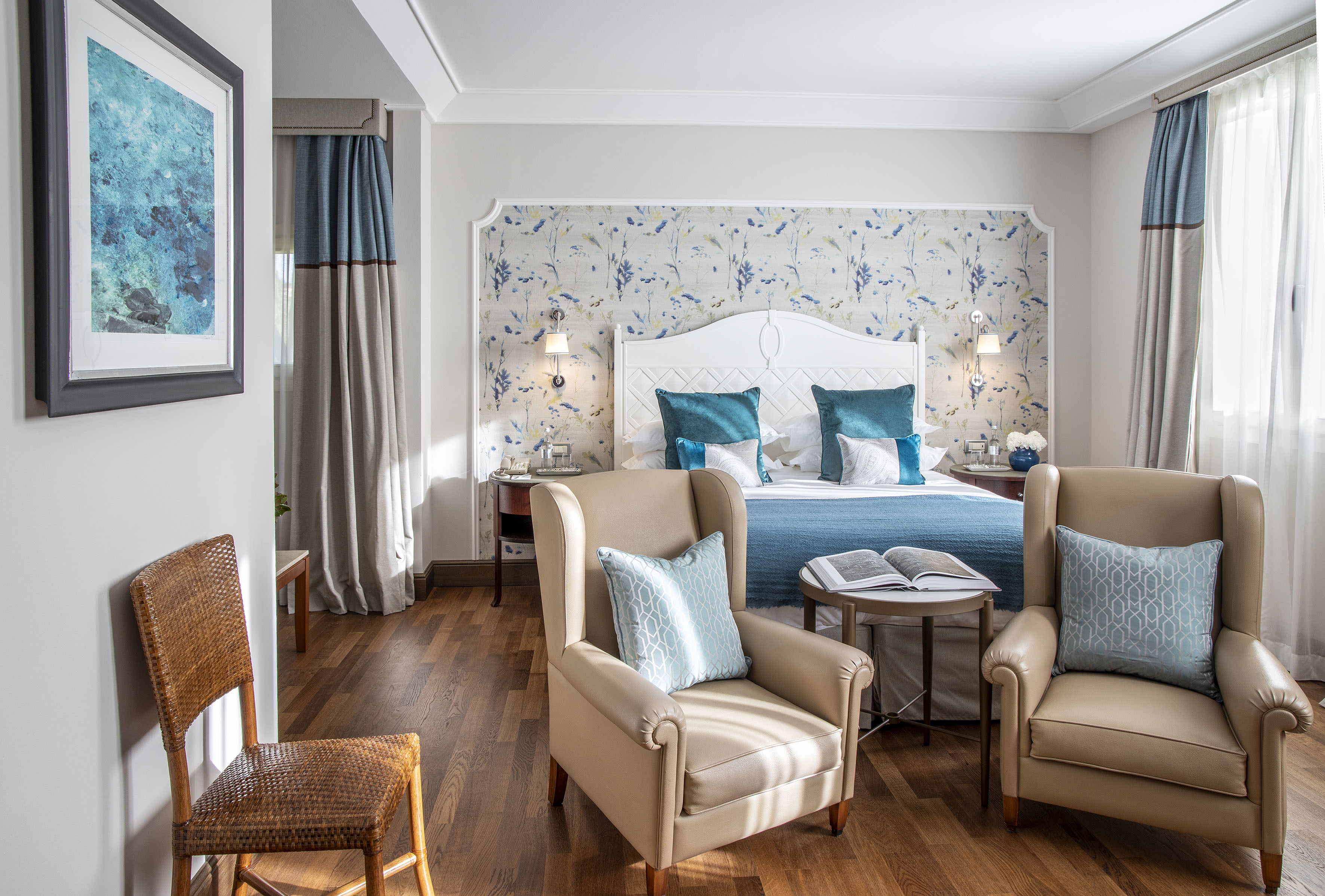 Junior suite with two armchairs