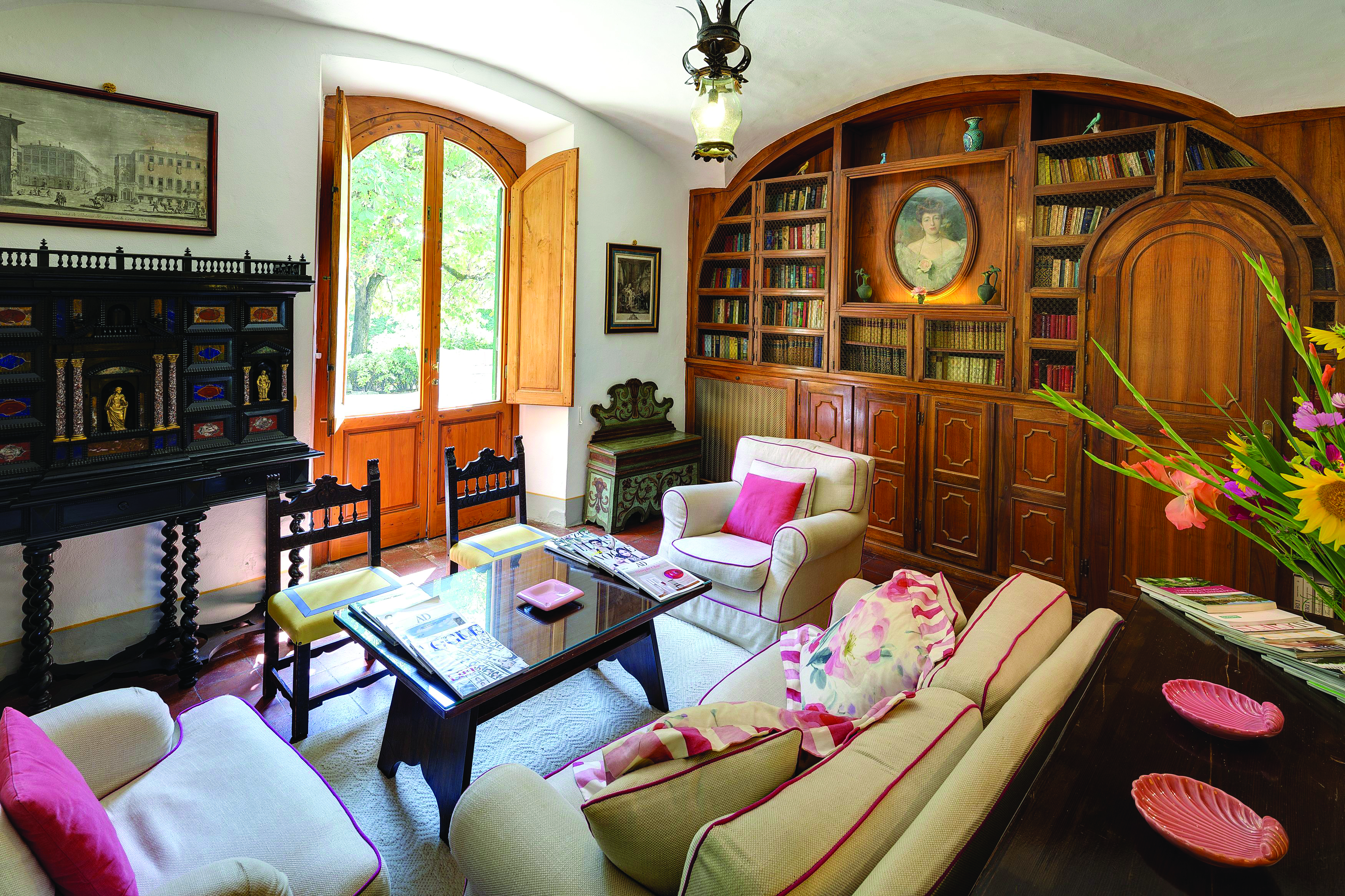 Shared living space with sofas, wooden book shelves and a coffee table