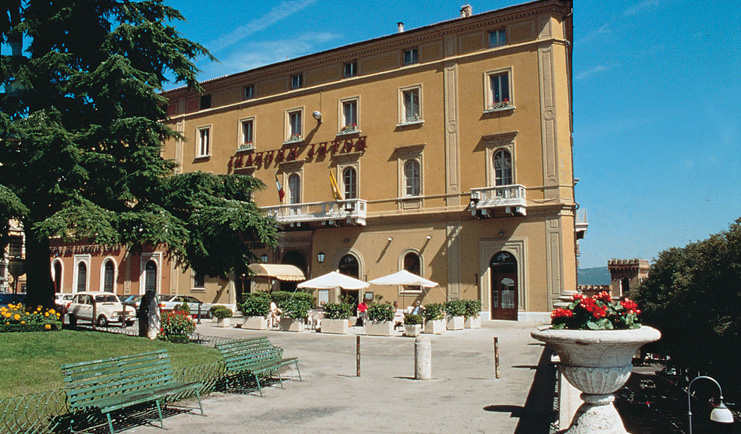 Hotel Brufani Palace Umbria exterior hotel building patio lawn tree