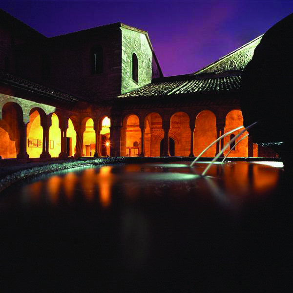 Hotel Abbazia Veneto abbey courtyard fountain colonnade original architecture
