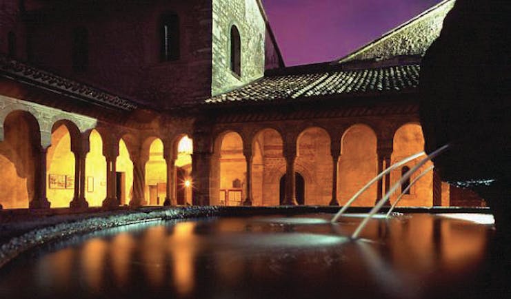 Hotel Abbazia Veneto abbey courtyard fountain colonnade original architecture