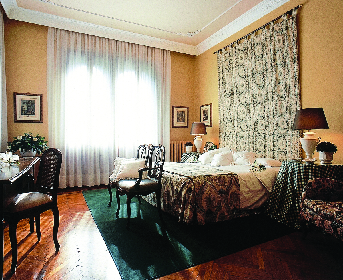 Hotel Abbazia Veneto suite bed armchairs desk traditional décor