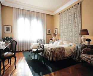 Hotel Abbazia Veneto suite bed armchairs desk traditional décor