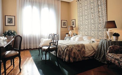 Hotel Abbazia Veneto suite bed armchairs desk traditional décor