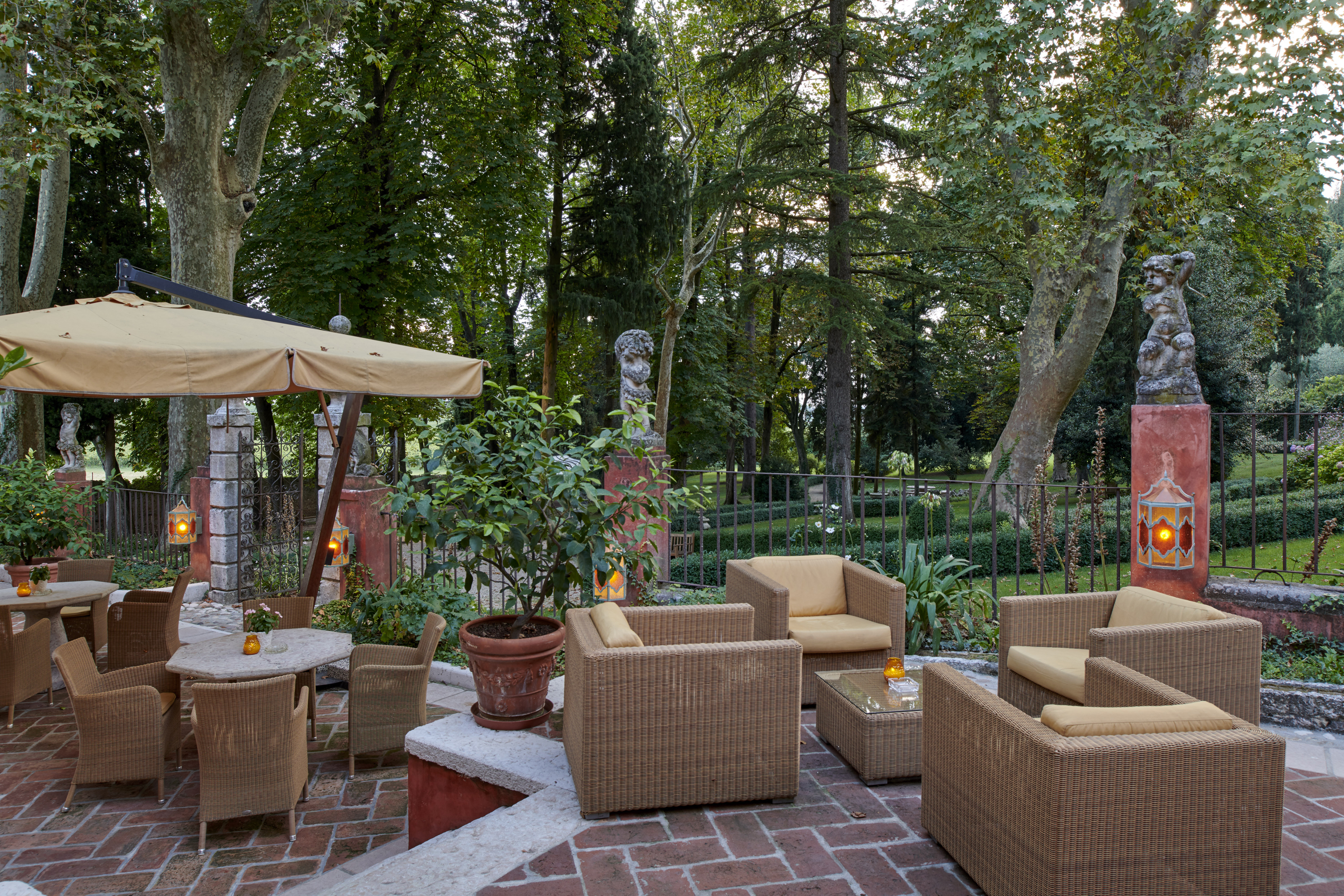 Villa Cordevigo courtyard with relaxed seating and verdant gardens