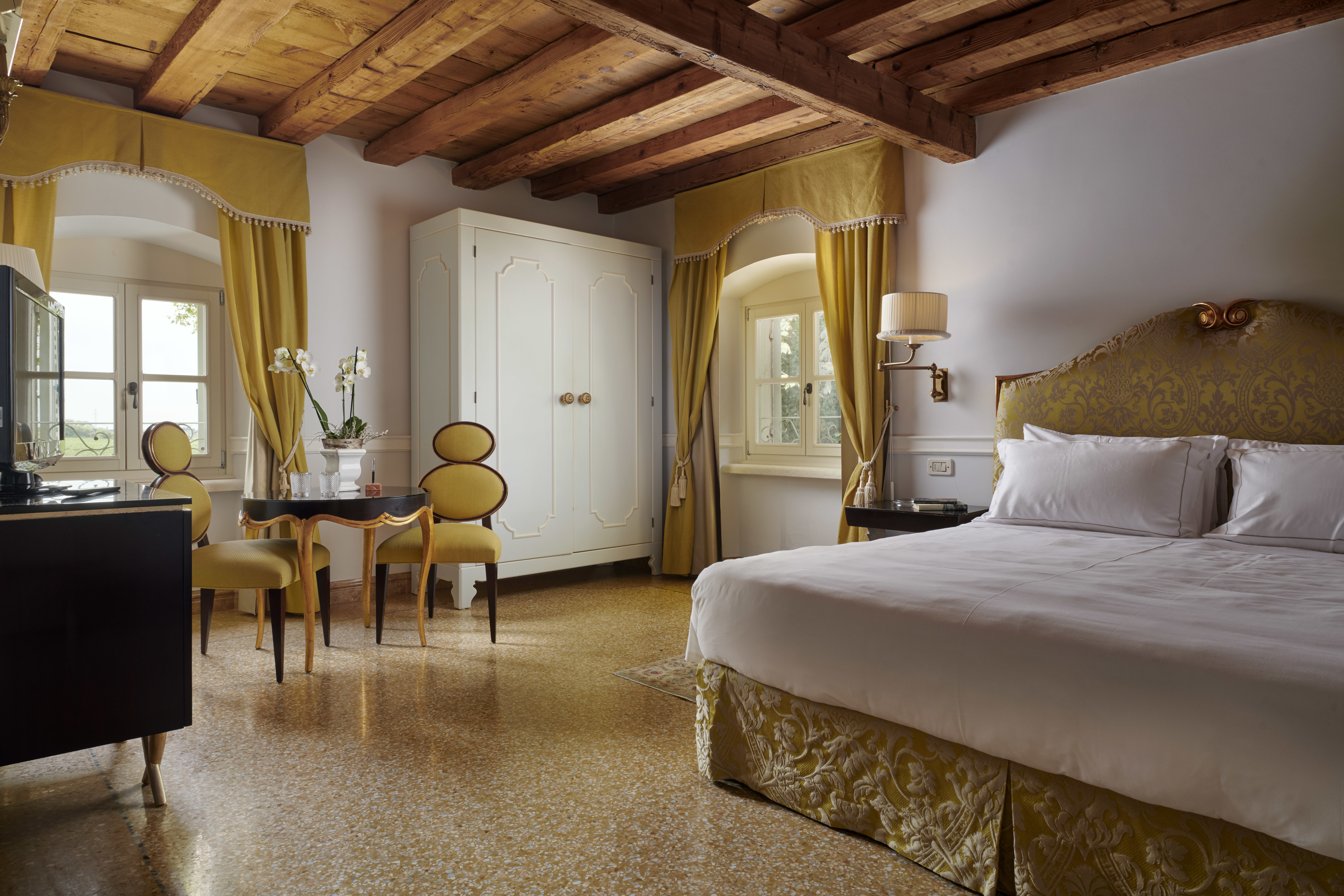 Villa Cordevigo room with ornate golden furnishing