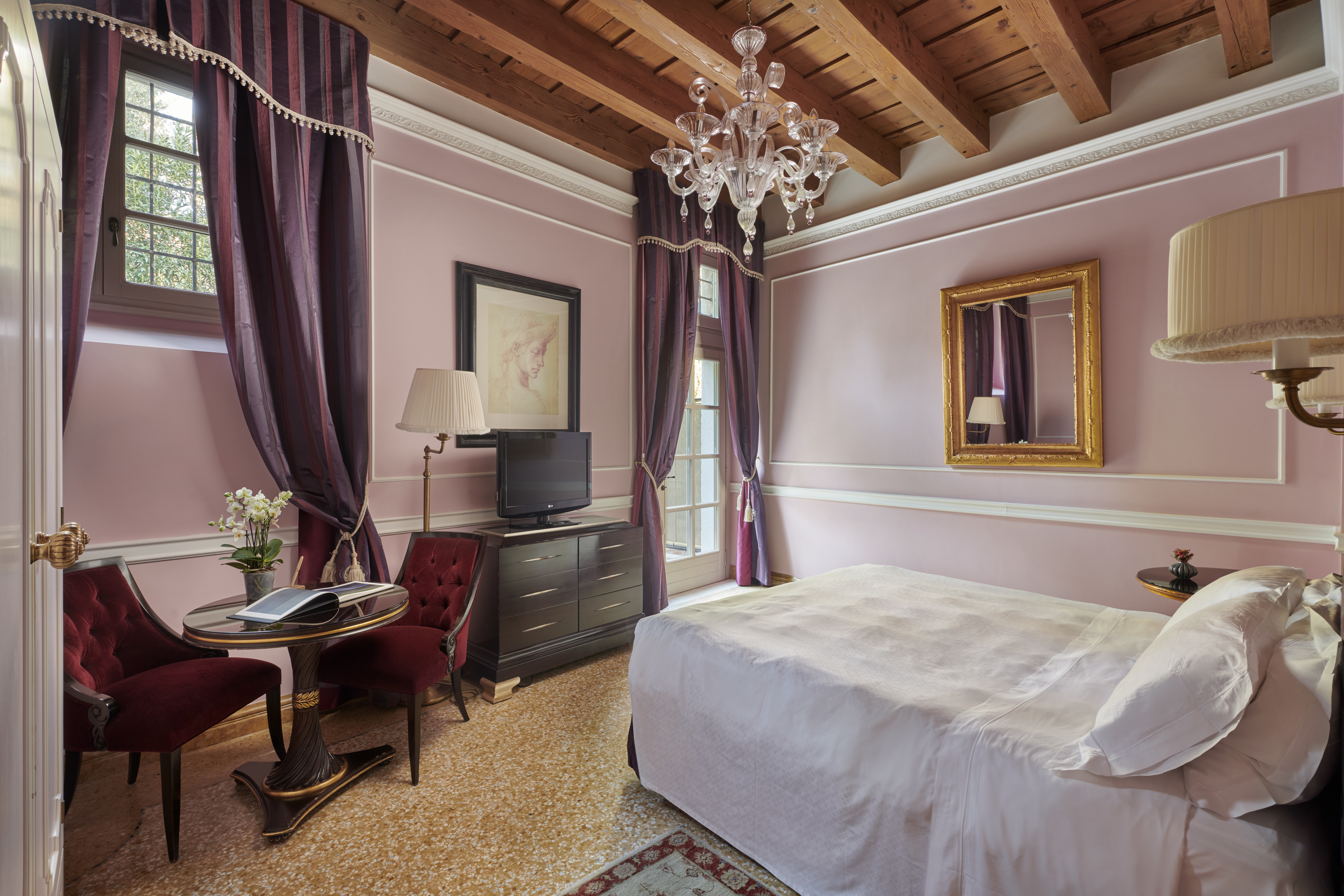 Villa Cordevigo room with pink decor