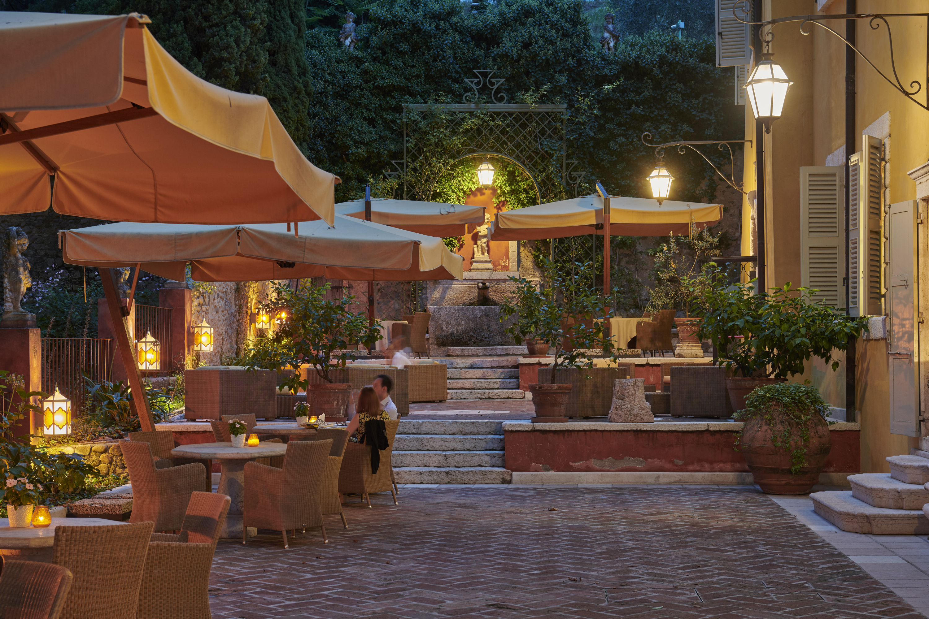 Villa Cordevigo restaurant terrace in the evening
