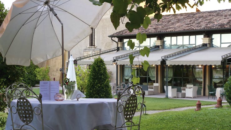 Villa Del Quar Veneto outdoor dining lawns back of hotel