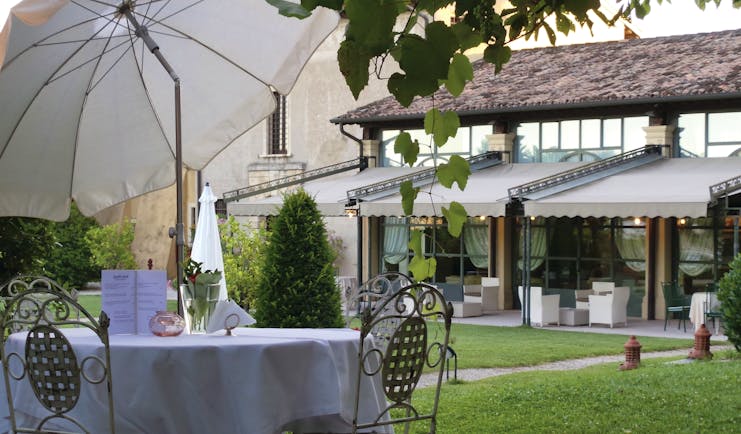 Villa Del Quar Veneto outdoor dining lawns back of hotel