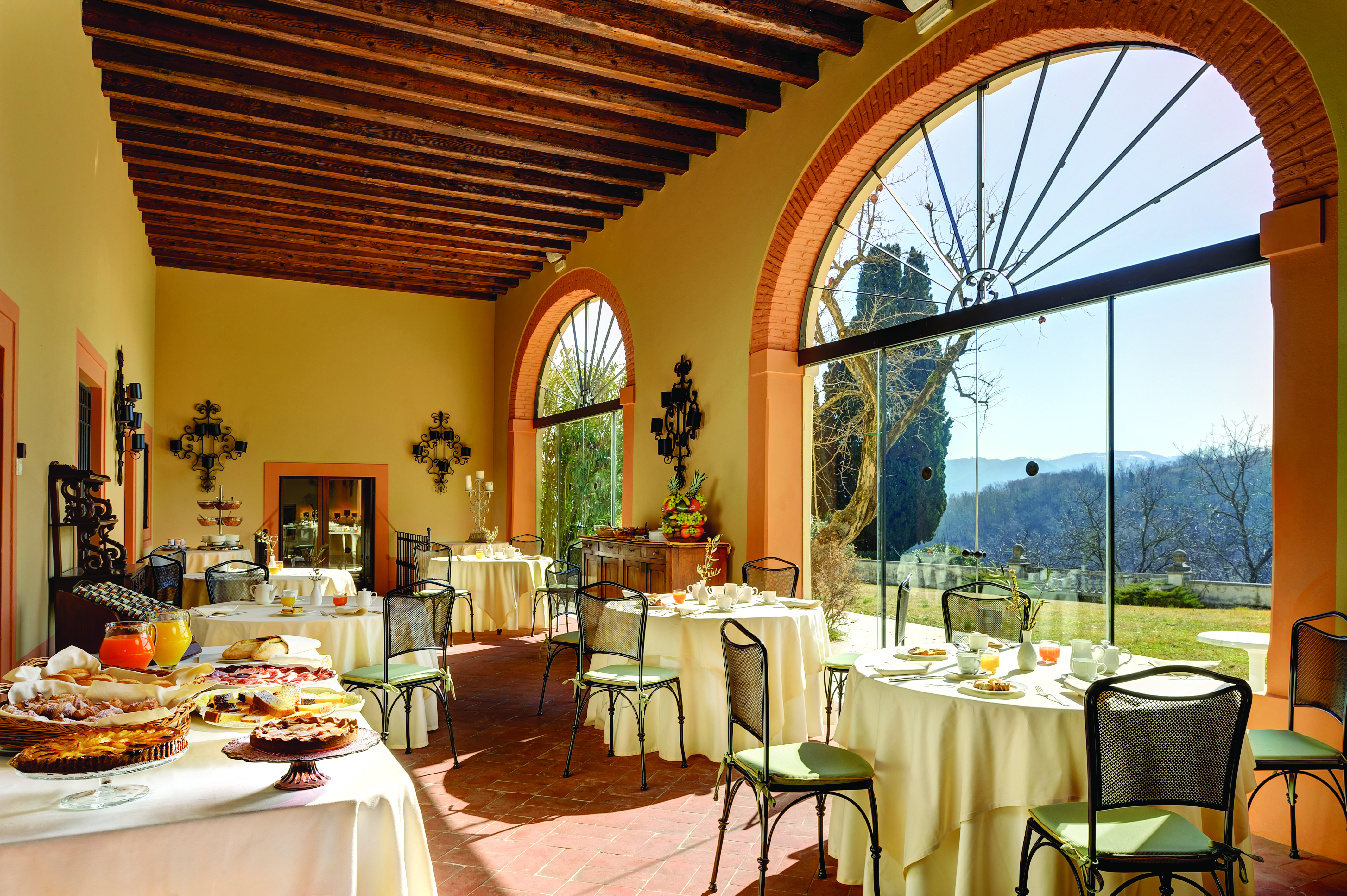 Villa Michelangelo Veneto restaurant breakfast buffet glass doors views of gardens