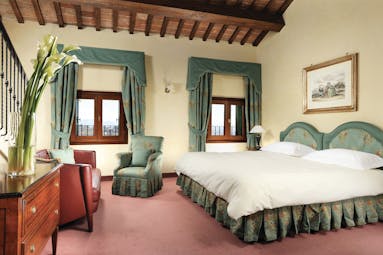 Villa Michelangelo Veneto suite bedroom seating area traditional décor