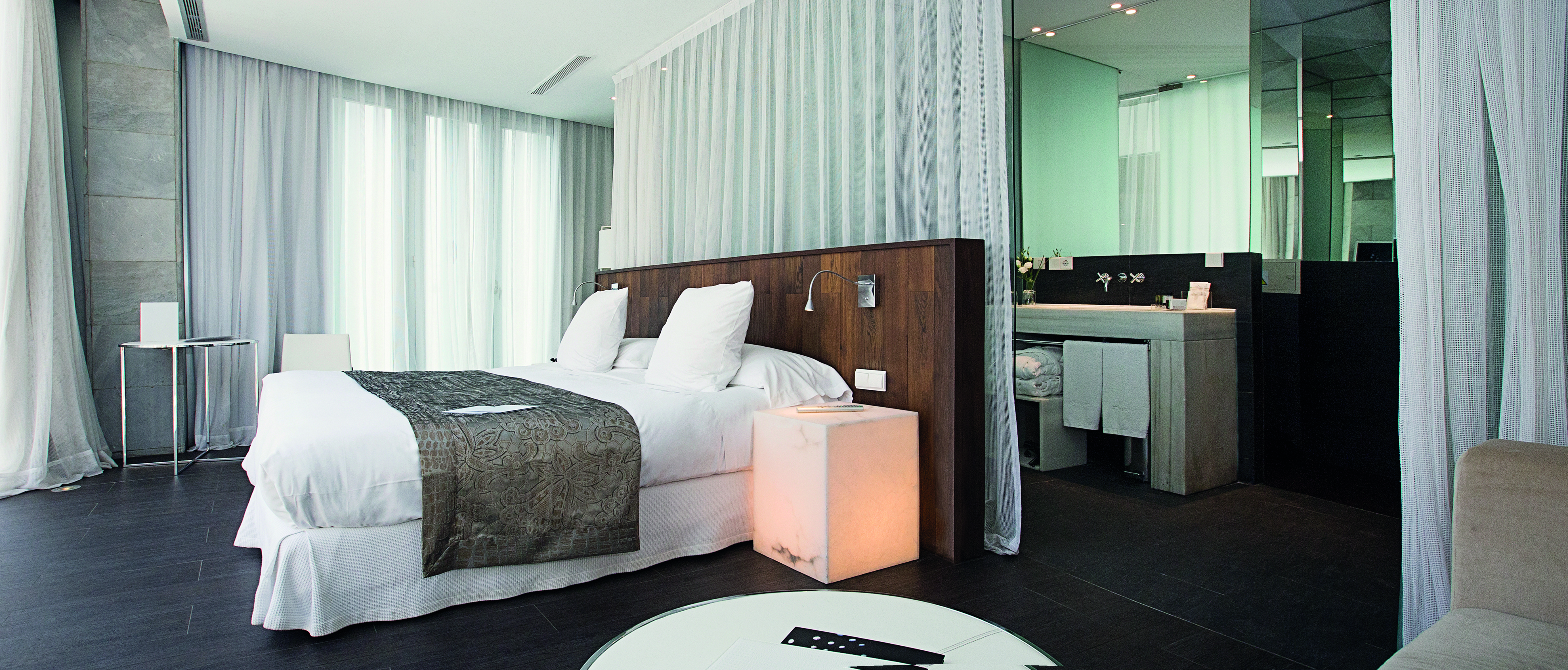 Palacio de los Patos Granada suite modern décor bed en suite bathroom 