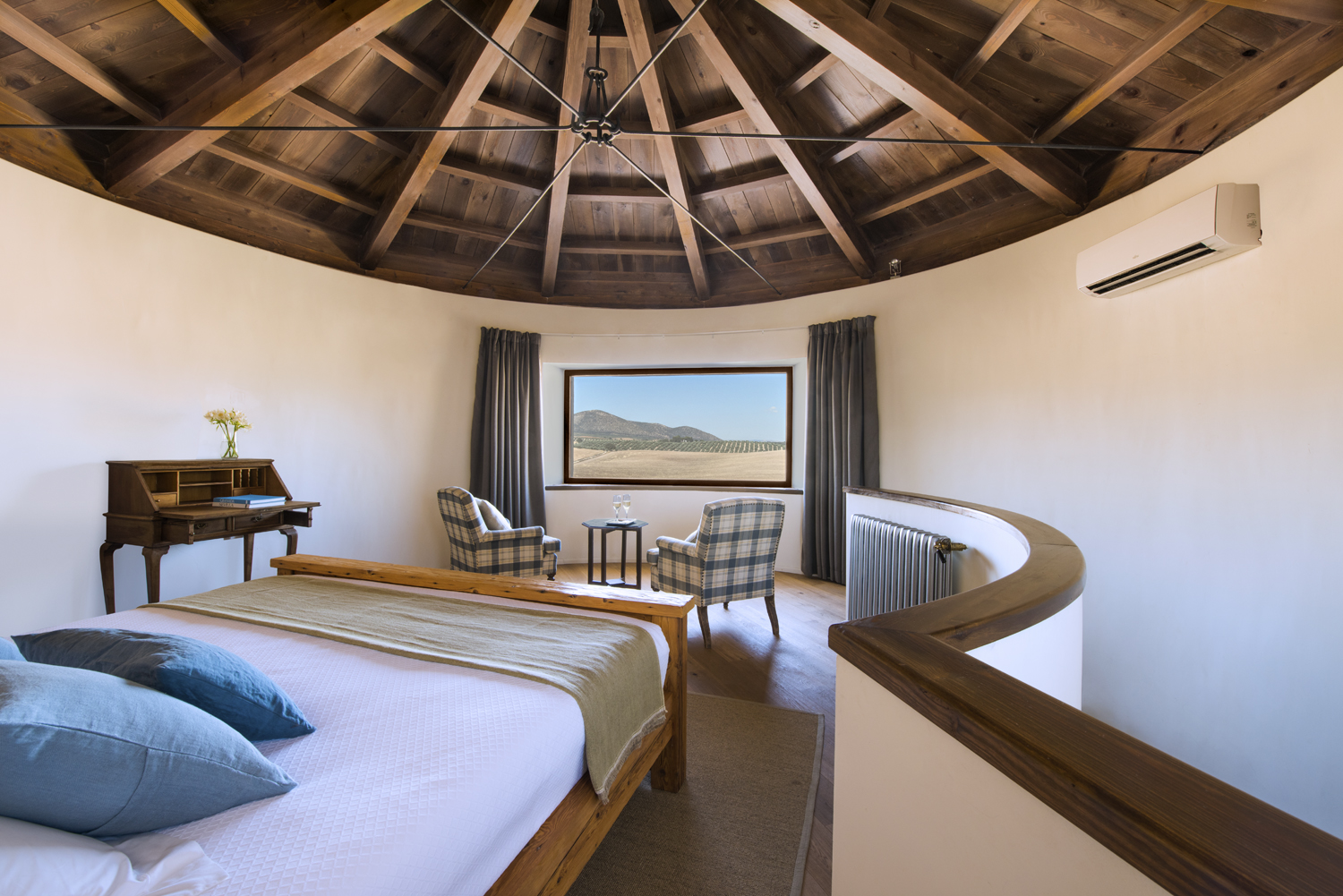 Cortijo de Marques Andalucia El Silo suite double bed wood vaulted ceiling