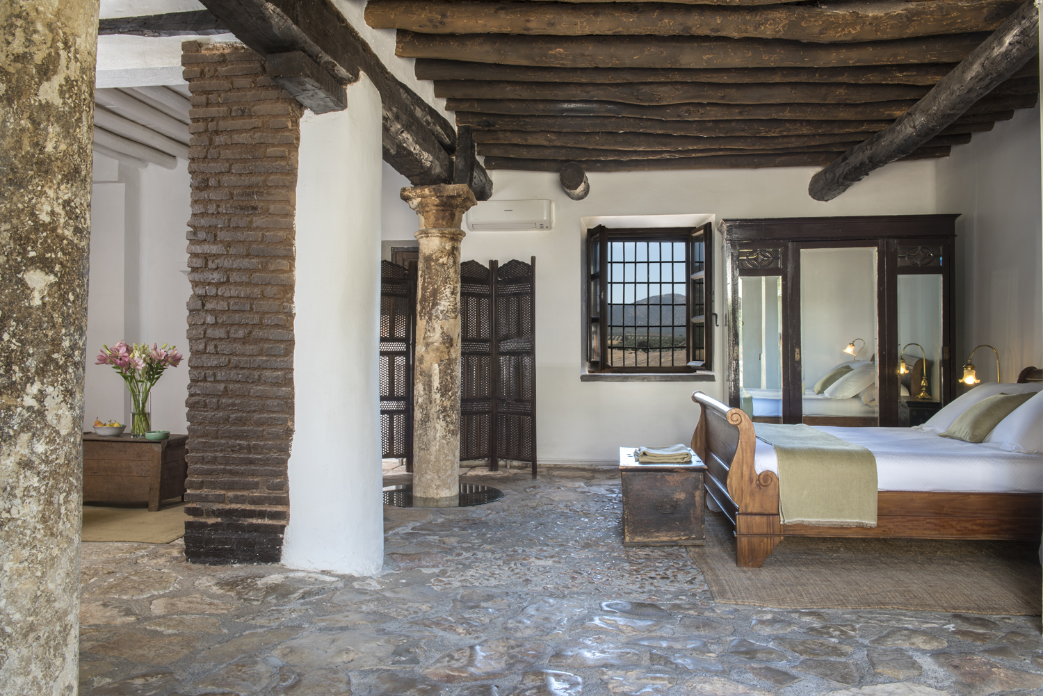 Cortijo de Marques Andalucia Los Aljibes family room bed wardrobe rustic architectural features