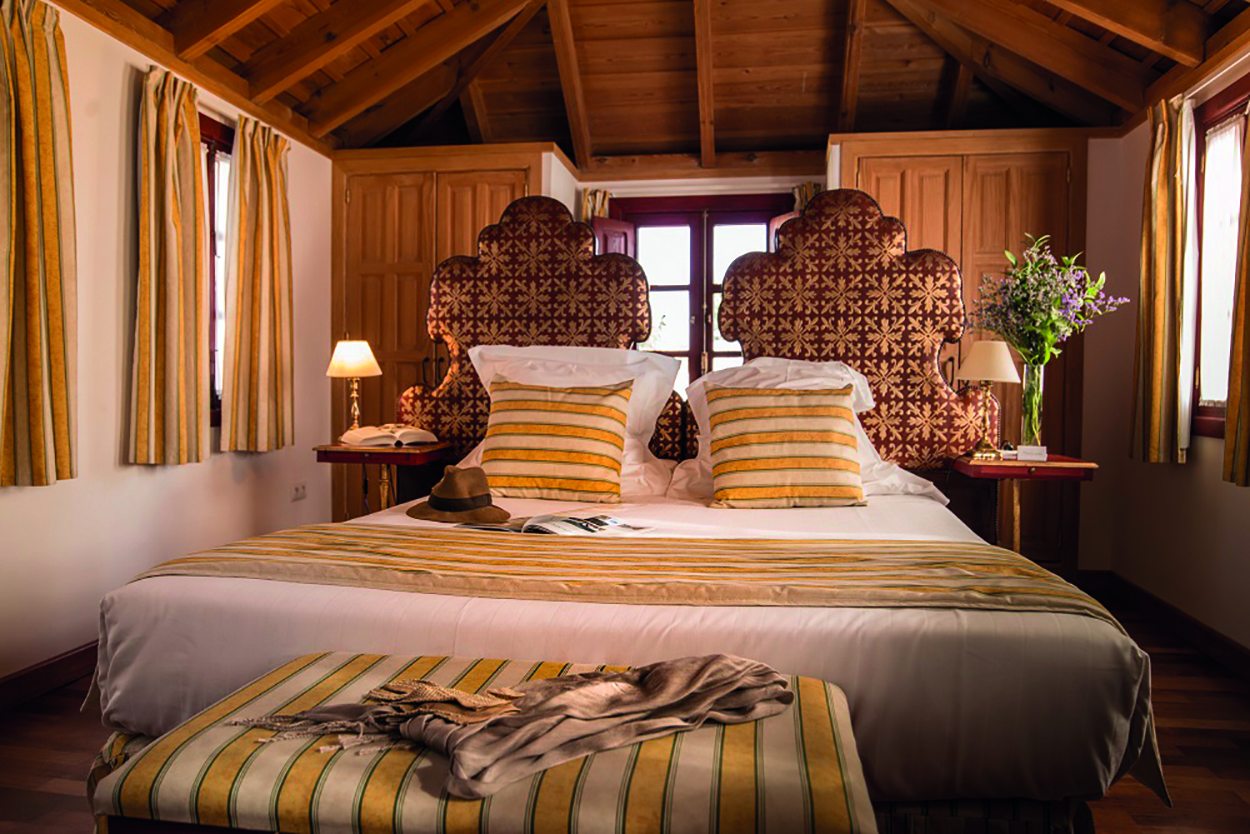 Las Casas de la Juderia Andalucia guest room bed wooden ceiling traditional décor