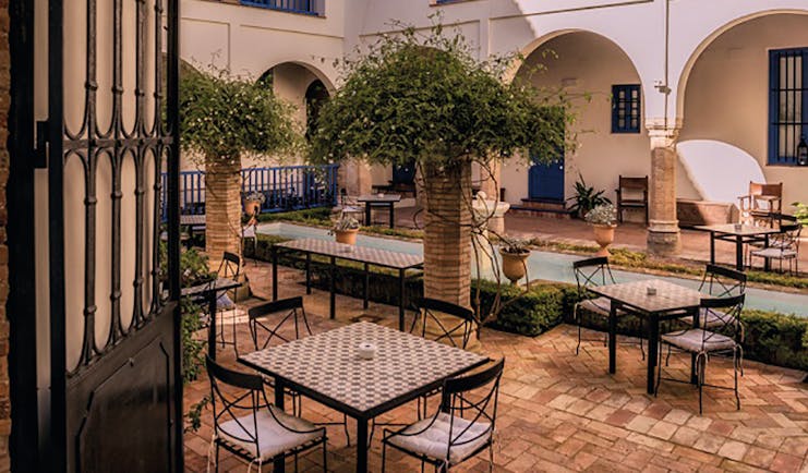 Las Casas de la Juderia Andalucia courtyard outdoor seating area plants and shrubbery