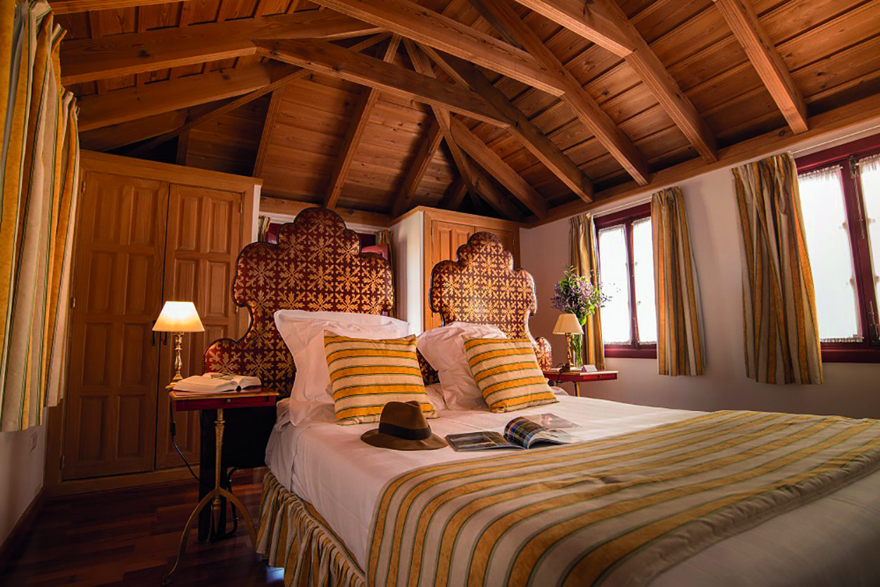Las Casas de la Juderia Andalucia guest room bed wooden ceiling traditional décor