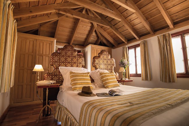 Las Casas de la Juderia Andalucia guest room bed wooden ceiling traditional décor