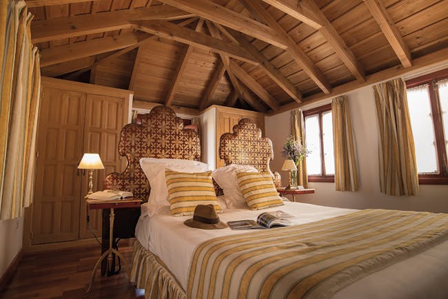 Las Casas de la Juderia Andalucia guest room bed wooden ceiling traditional décor