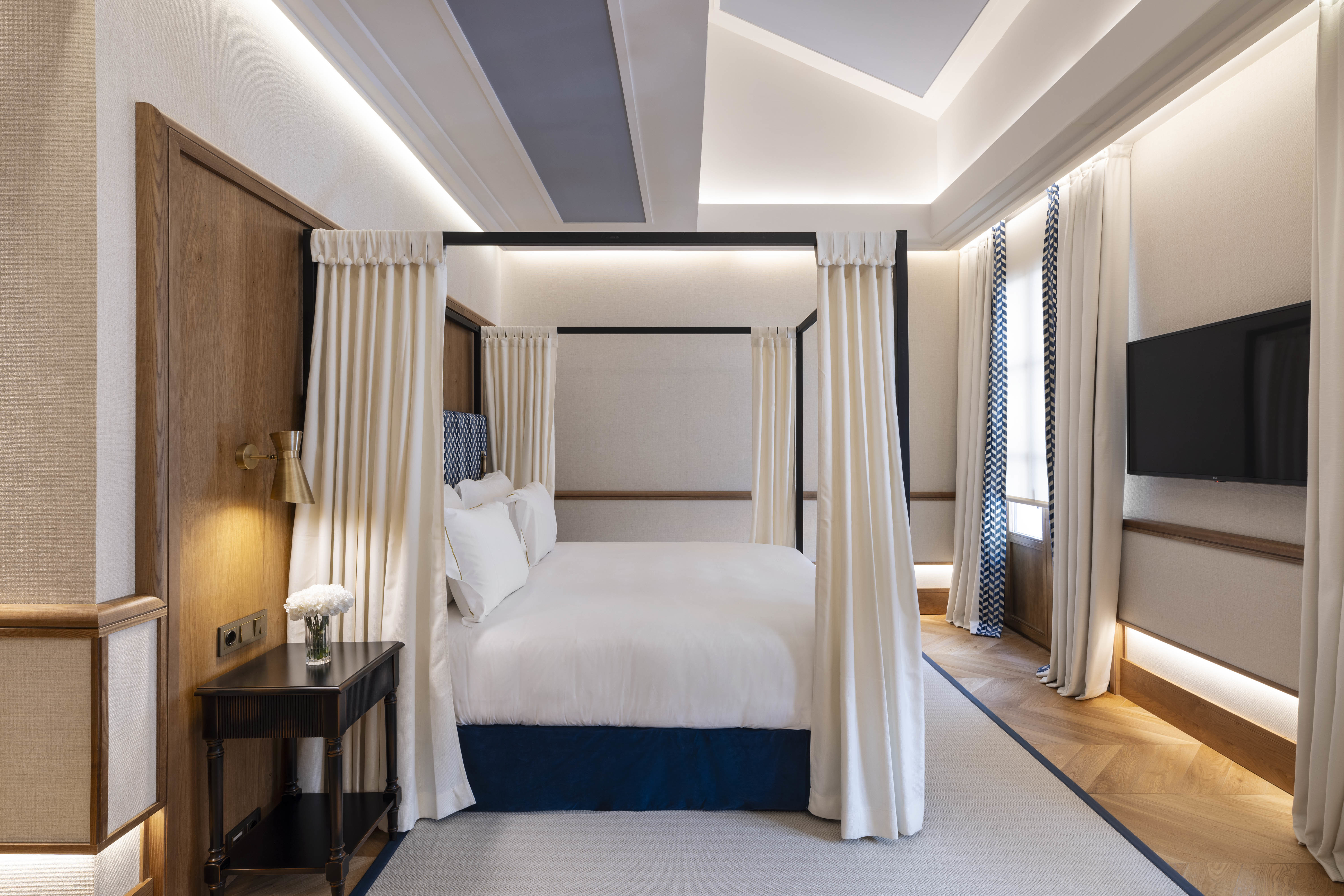 Palacio Solecio Deluxe Solecio room with four-poster bed, and clean, fresh white and blue finish