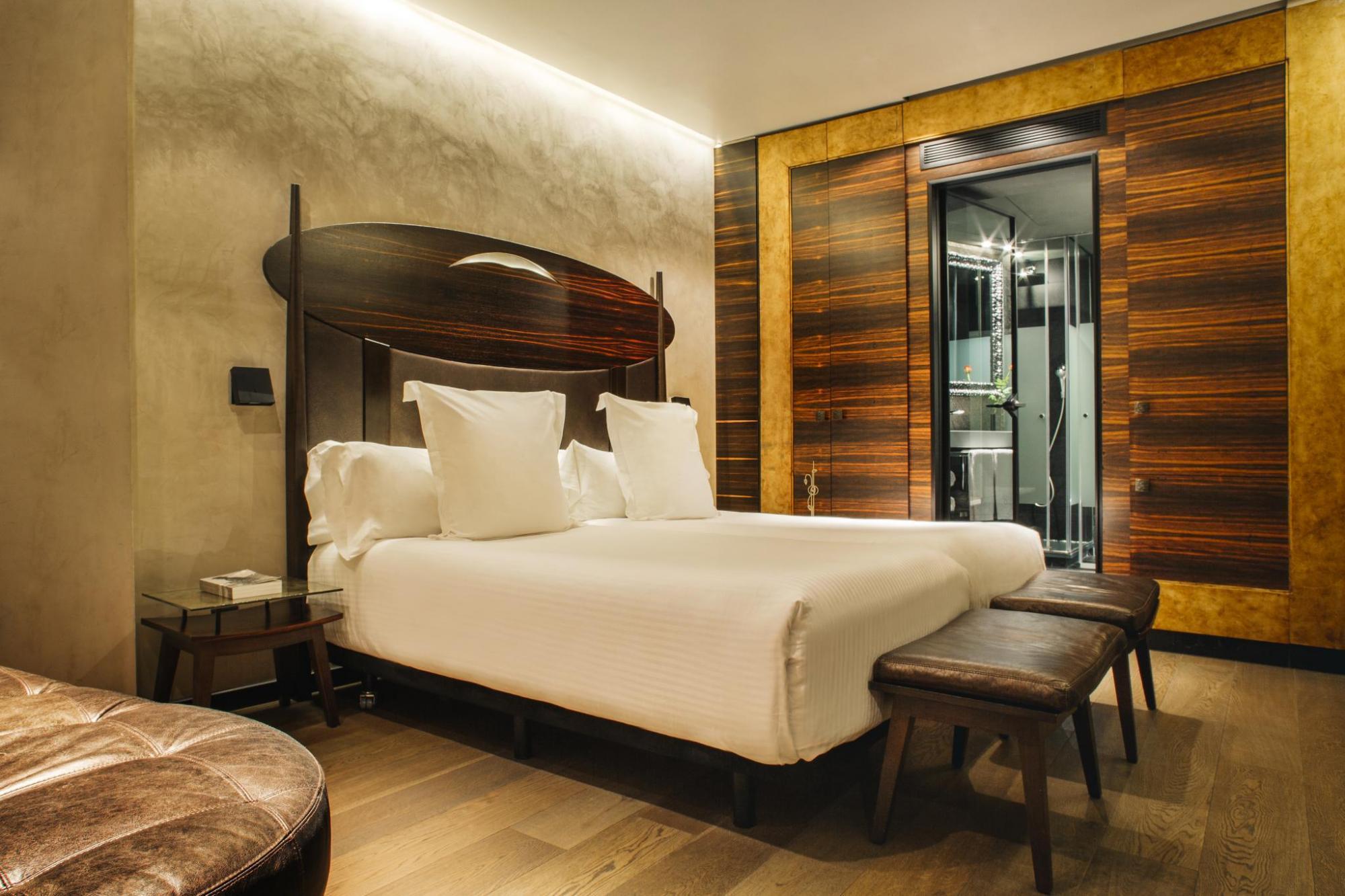 Hotel Bagues Superior Room with warm neutral tones, grand bedframe, and wooden detailing