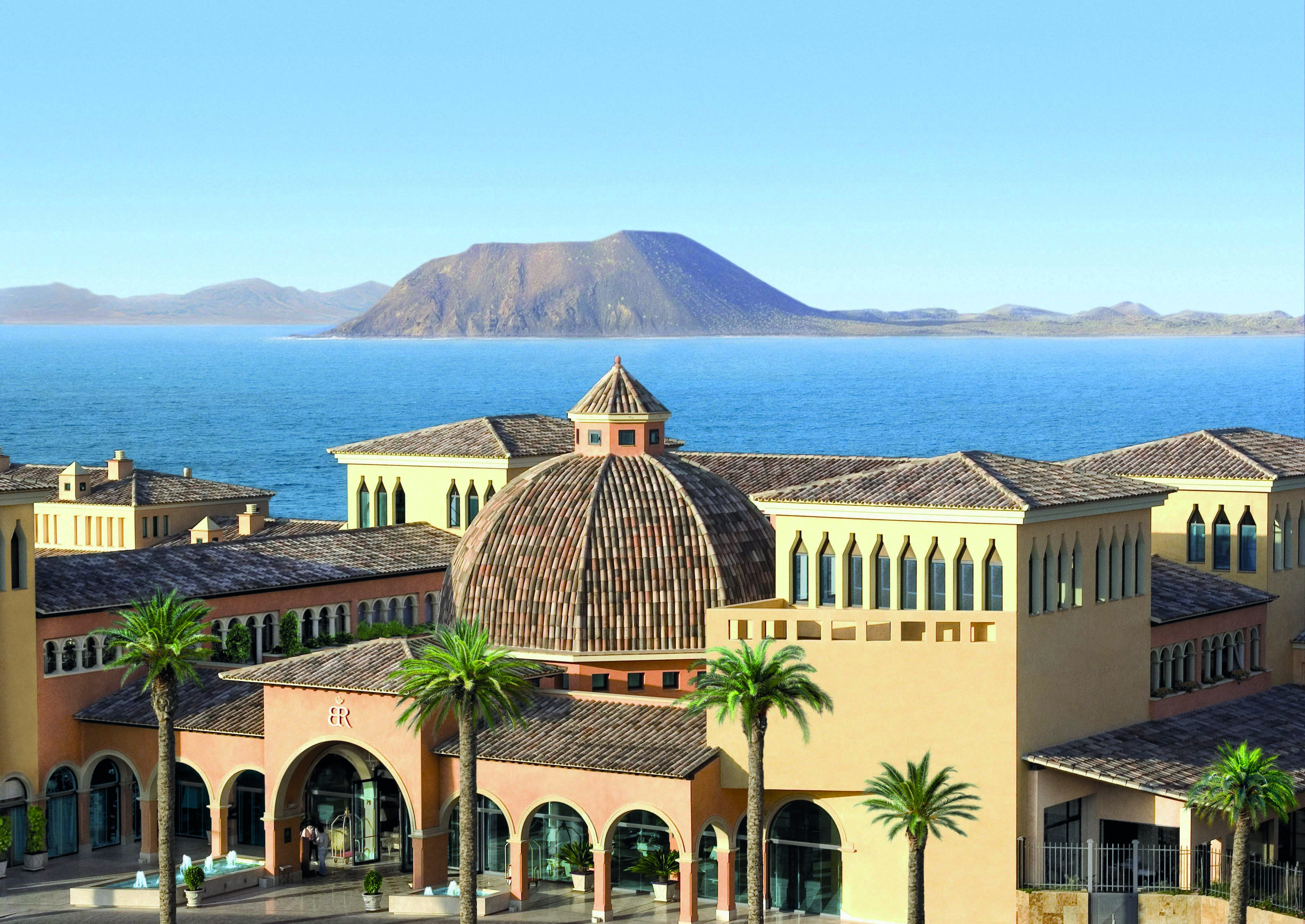 Gran Hotel Atlantis Bahia Fuerteventura exterior hotel buildings sea and island in background