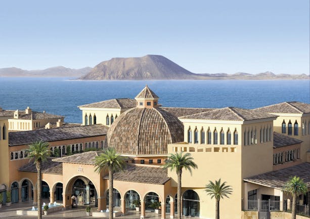Gran Hotel Atlantis Bahia Fuerteventura exterior hotel buildings sea and island in background