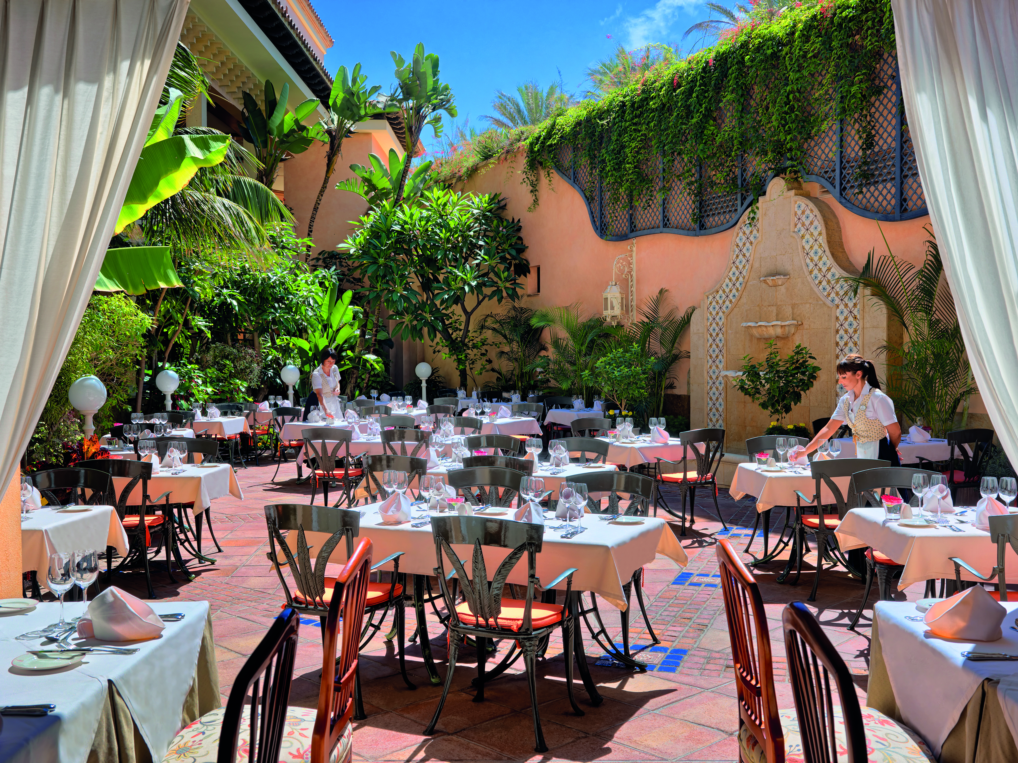 Gran Hotel Atlantis Bahia Fuerteventura patio restaurant outdoor seating area 