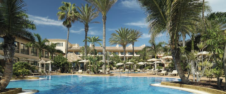 Gran Hotel Atlantis Bahia Fuerteventura pool sun loungers umbrellas palm trees