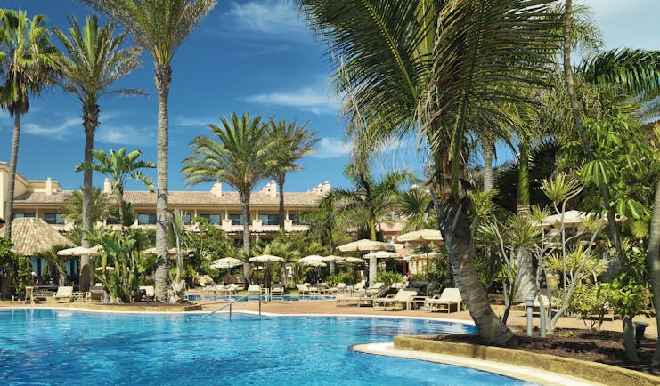 Gran Hotel Atlantis Bahia Fuerteventura pool sun loungers umbrellas palm trees
