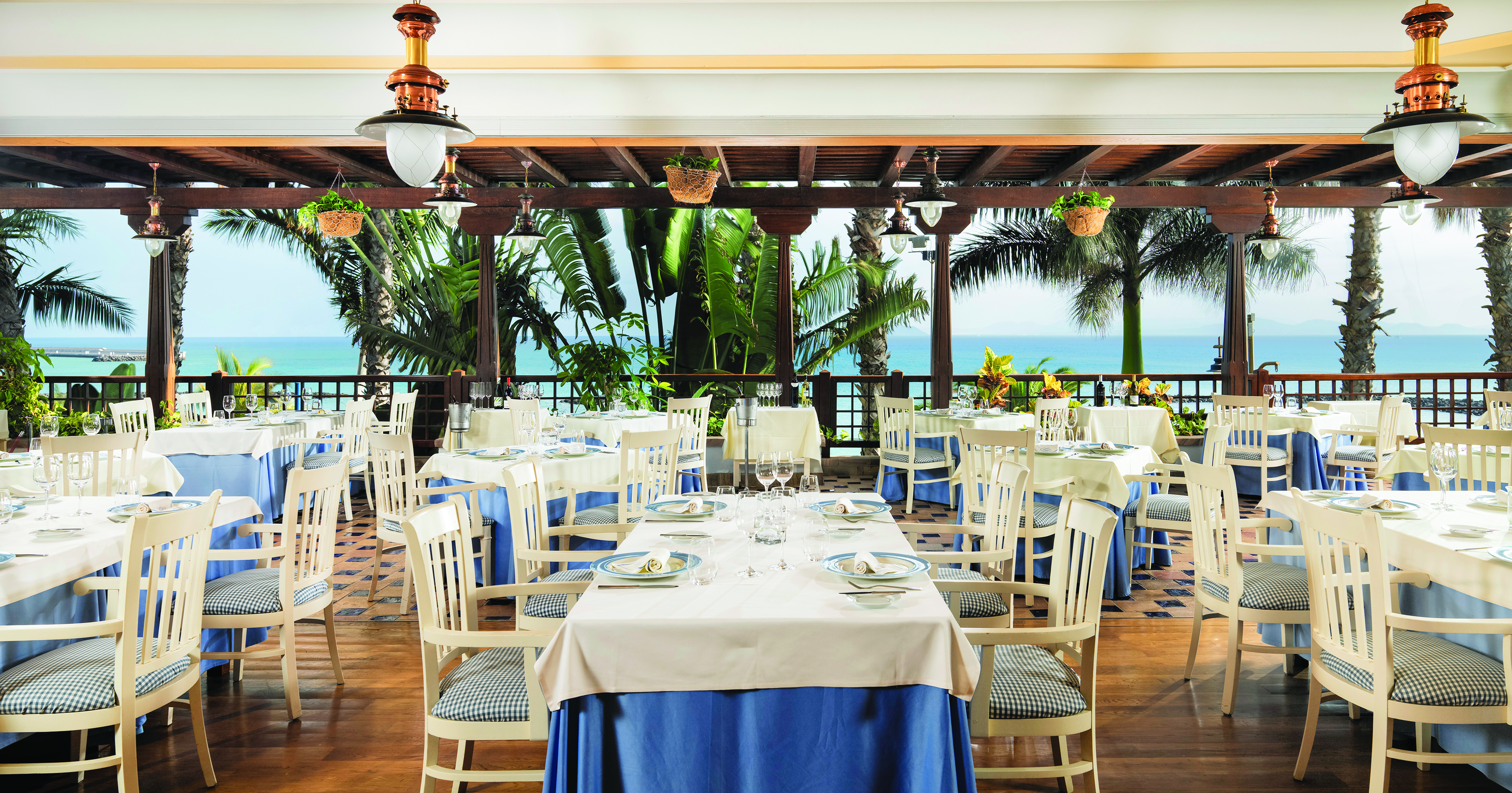 Princesa Yaiza restaurant, elegant dining area with views over the sea