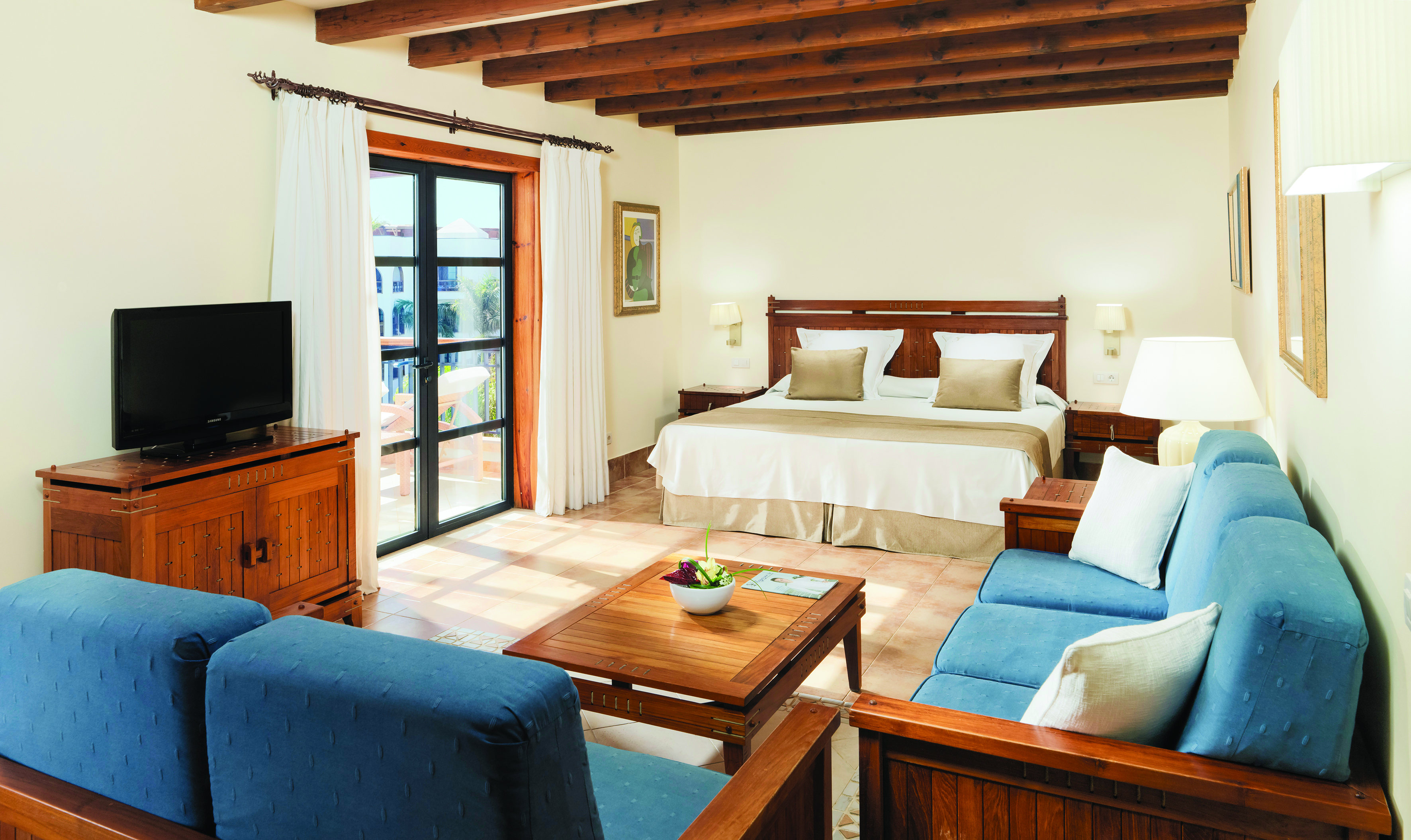 Princesa Yaiza superior room, double bed, sofas, access to balcony, fresh modern decor