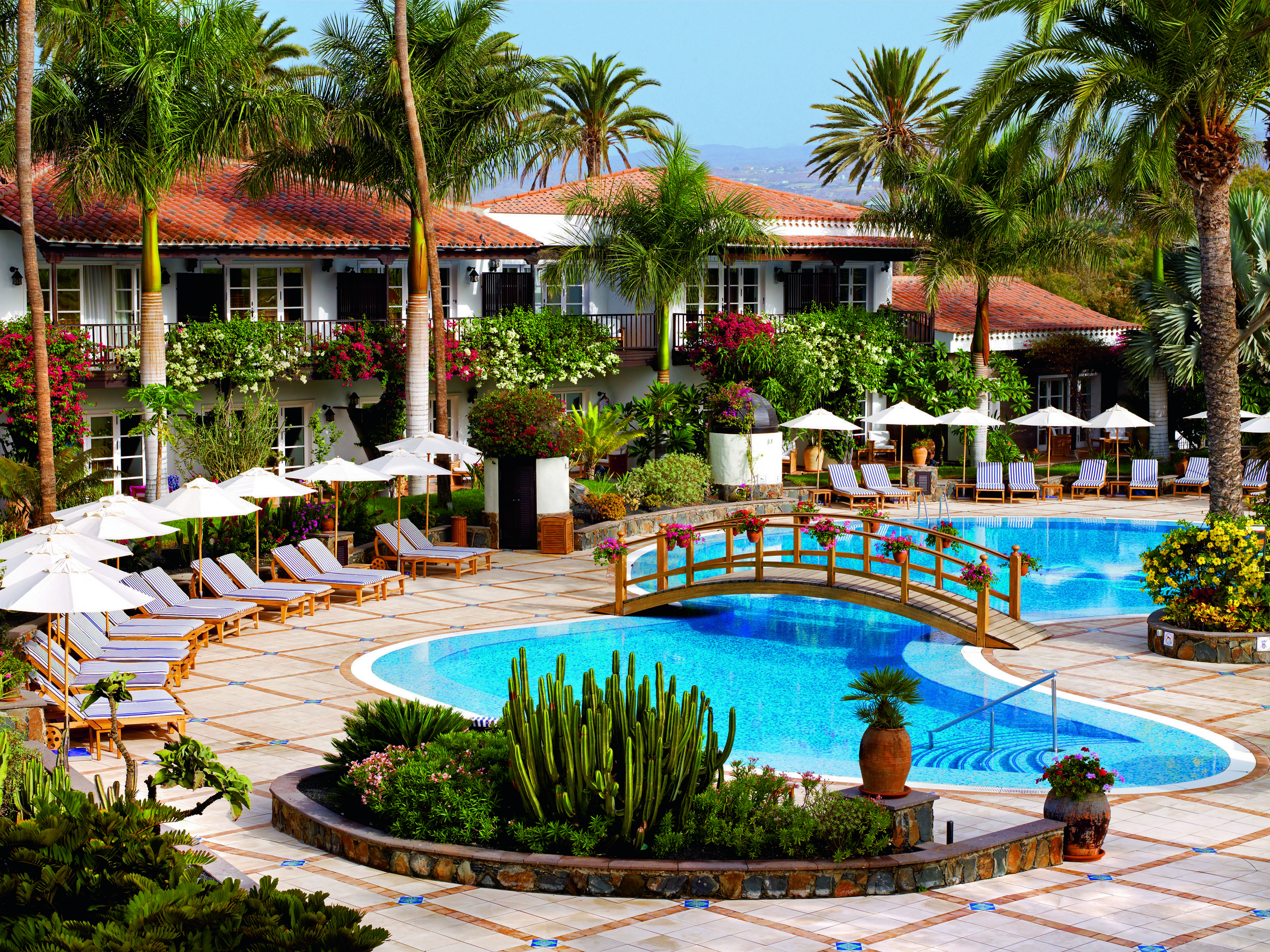 Seaside Grand Hotel Residencia Canary Islands pool sun loungers palm trees