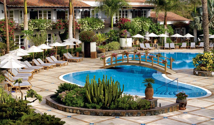 Seaside Grand Hotel Residencia Canary Islands pool sun loungers palm trees