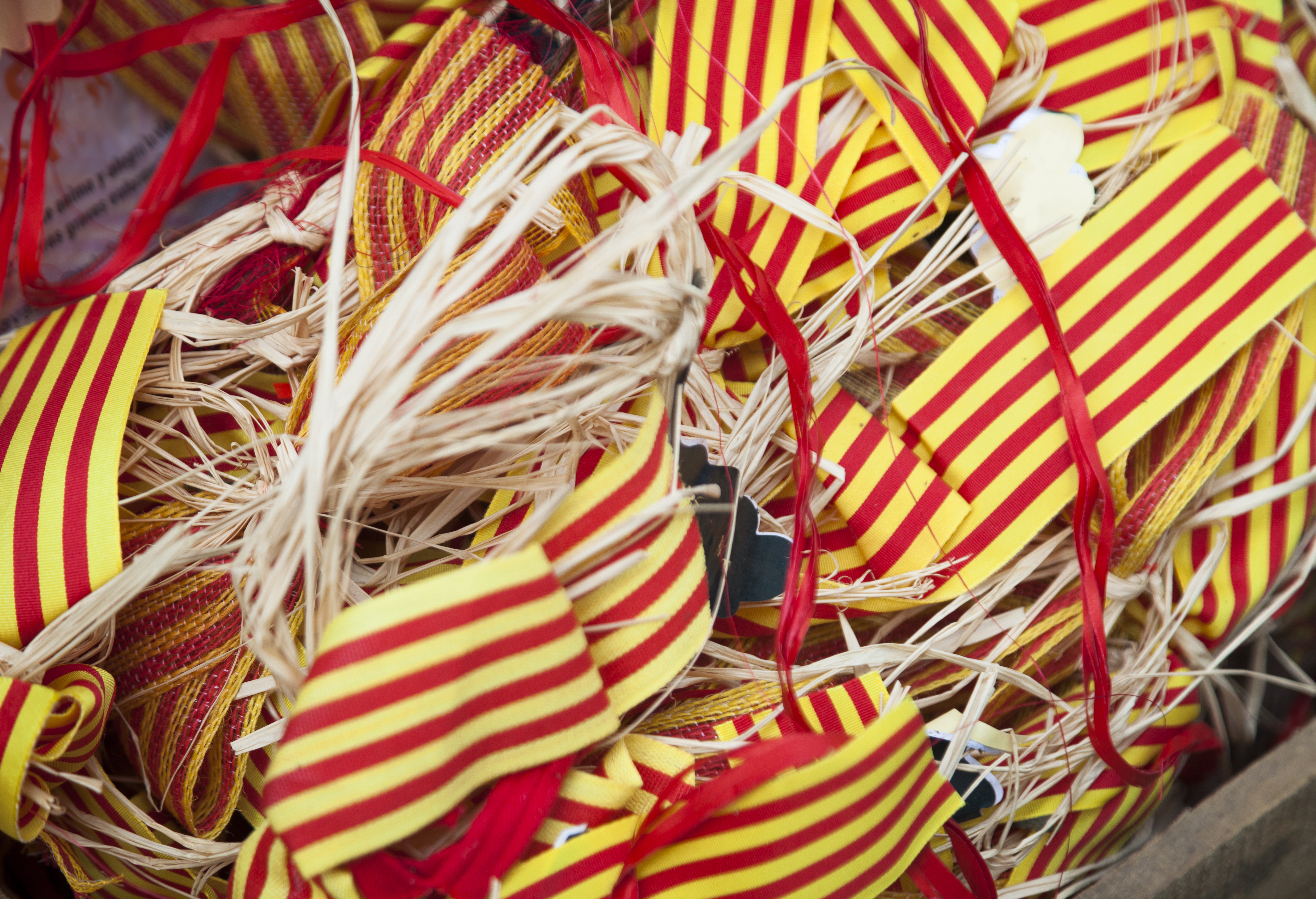 Stripes of yellow and red to represent the Catanlonian flag with straw