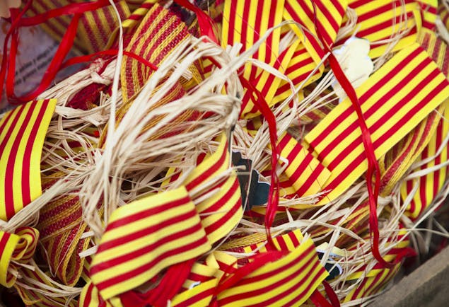 Stripes of yellow and red to represent the Catanlonian flag with straw