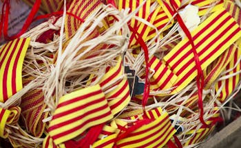 Stripes of yellow and red to represent the Catanlonian flag with straw