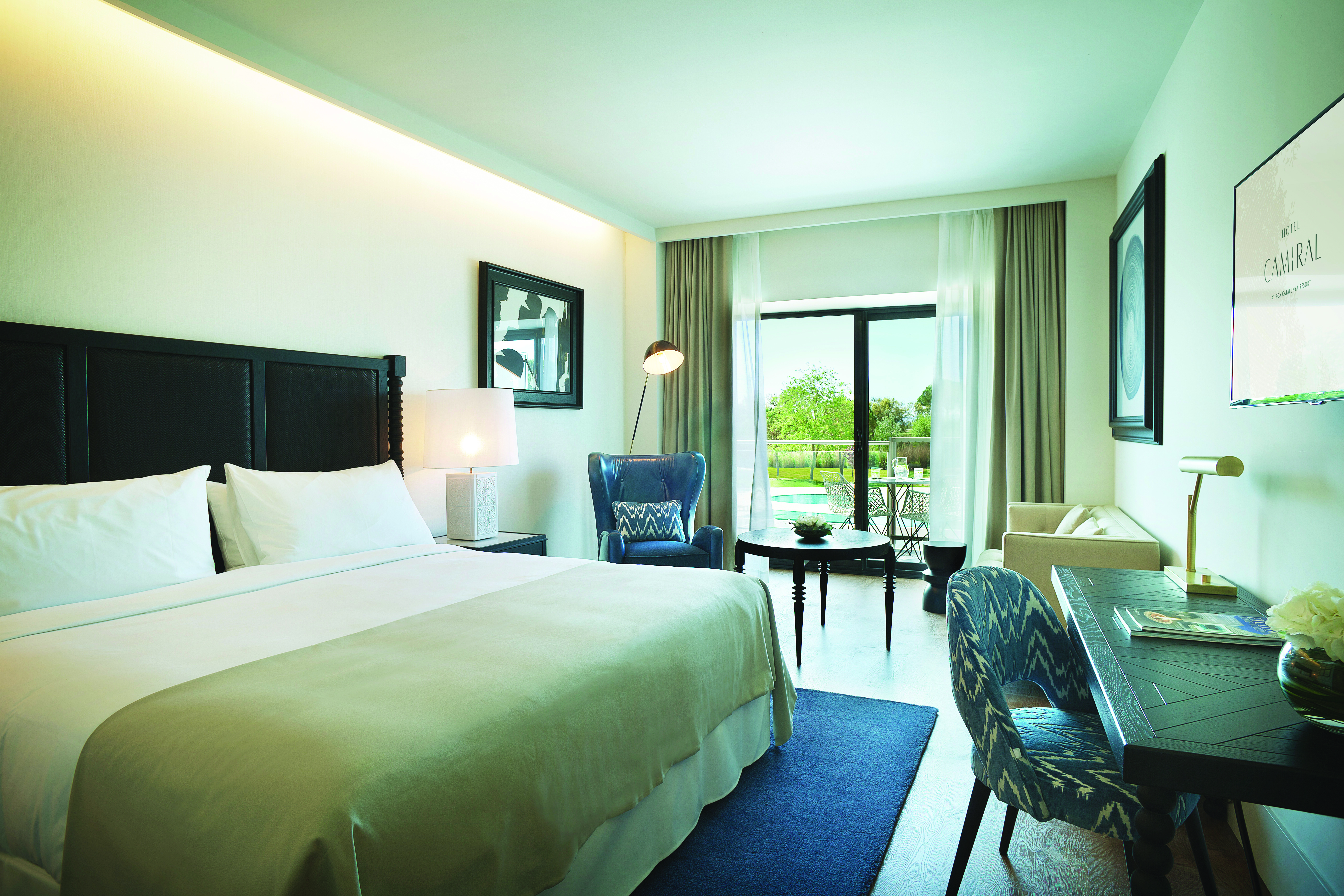 Hotel Camiral superior double room, bed, desk, access to balcony