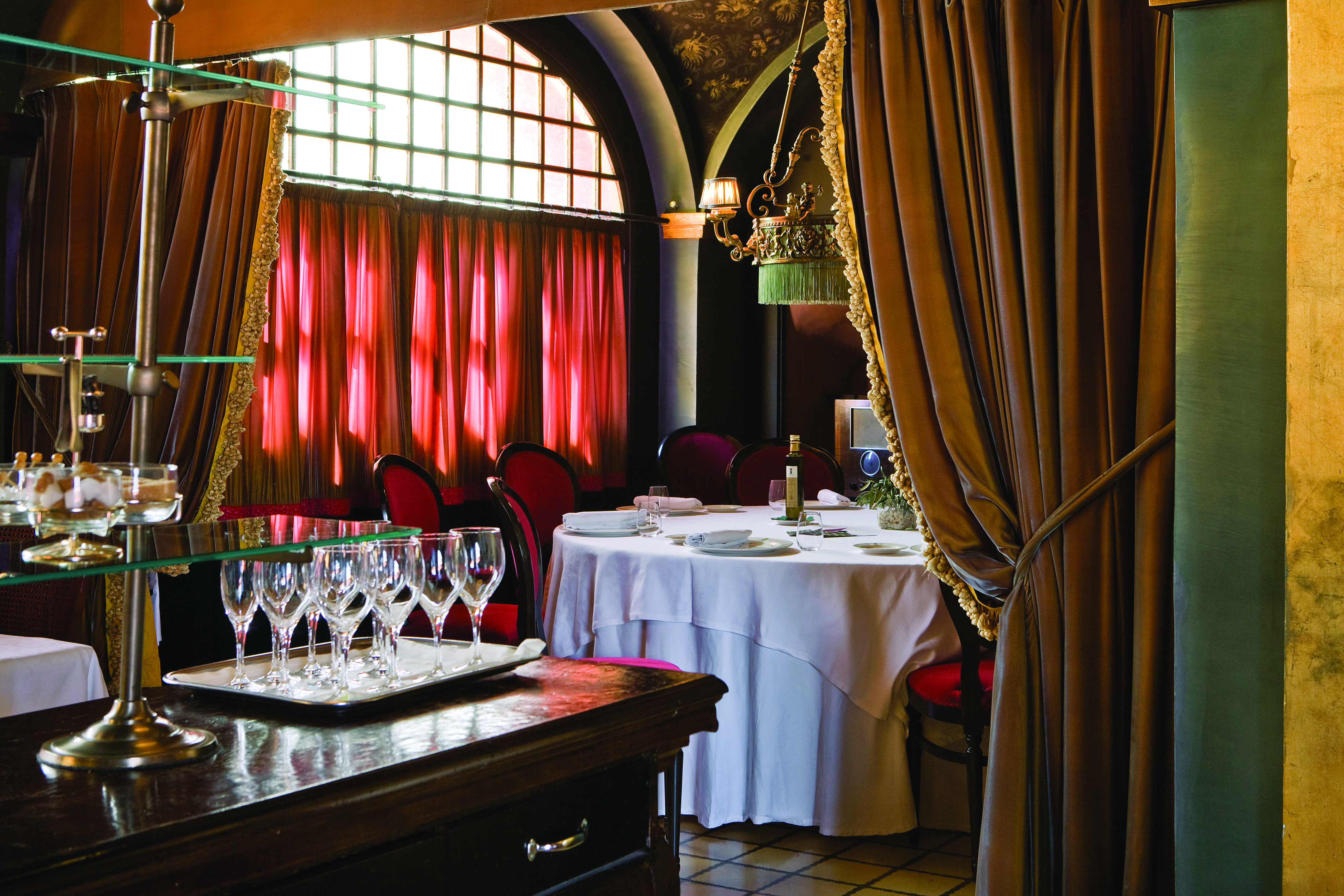 Hotel Mas la Boella Eastern Spain restaurant wine glasses traditional décor