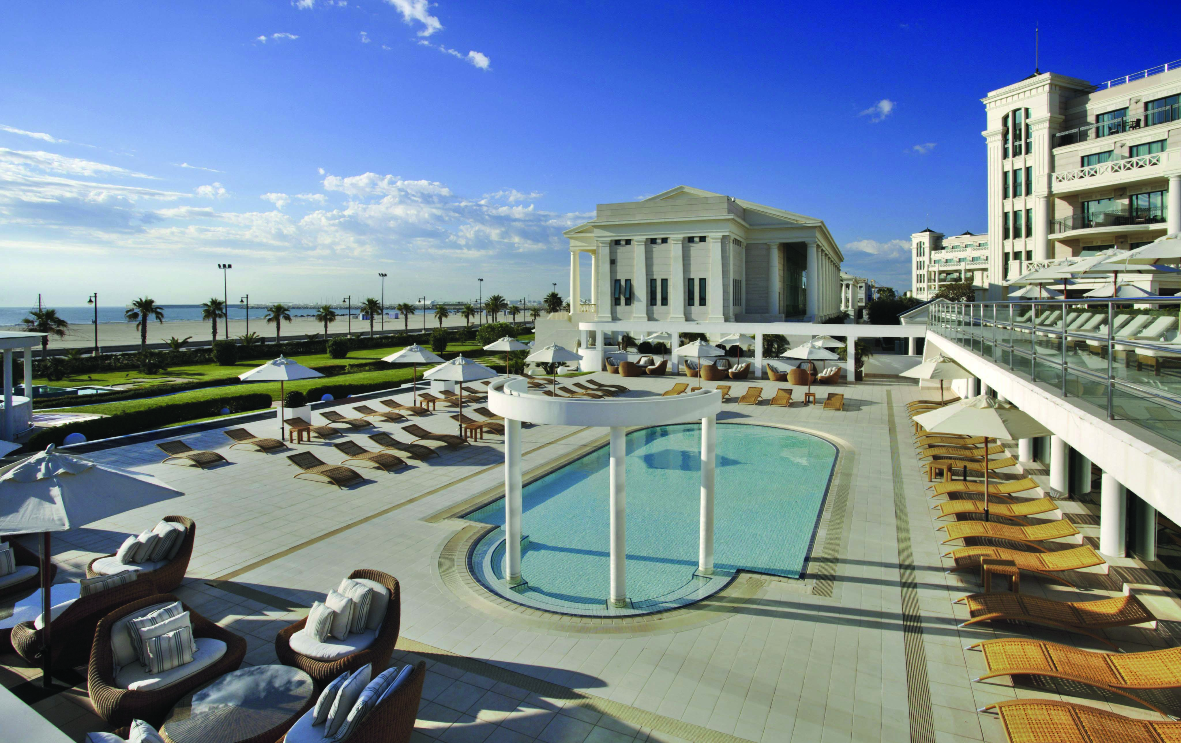 Las Arenas Balneario Valencia family pool sun loungers beach in background