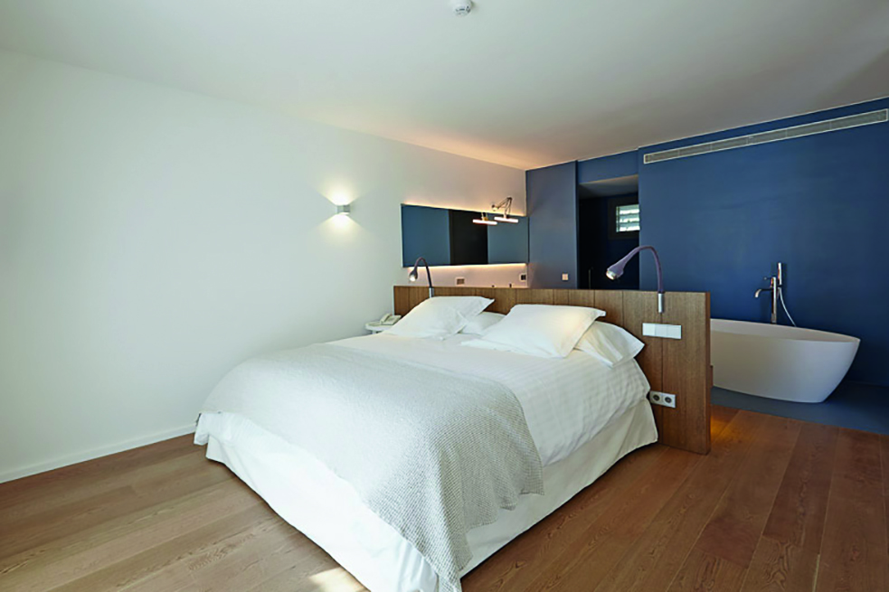 Mas Lazuli Eastern Spain junior suite bed bathroom free standing bath modern chic décor