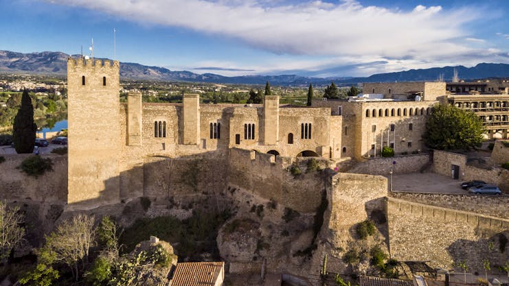 parador de tortosa exterior view of historic battlements